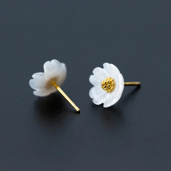 Gorgeous Flower Stud Earrings - Picture 2 of 5